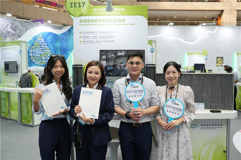 鈺祥企業副總經理莊士顯(右二)與行銷經理黃聖婷(右一)帶領鈺祥企業團隊參展。